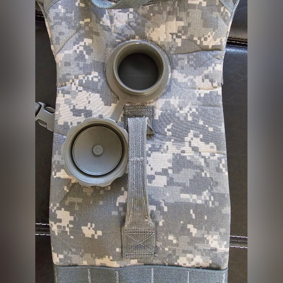 US Army Carrier Hydration System - Picture 6 of 7